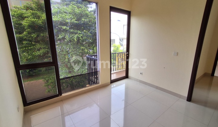 Disewakan rumah 2 lantai, 4 kamar tidur, lingkungan asri dan nyaman, dekat akses tol dan stasiun KRL. 2