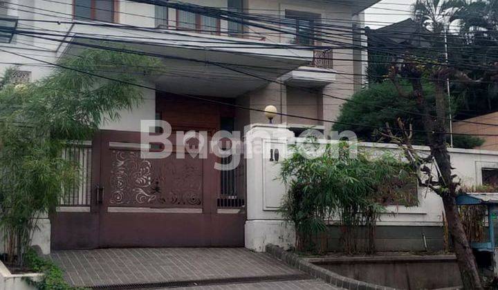 RUMAH MEWAH DI JALAN PAPANDAYAN 3 LANTAI SETIAP KAMAR ADA KAMAR MANDI DALAM