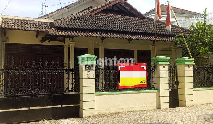 RUMAH 2 LANTAI DI PINGGIR JALAN UTAMA DEKAT KANTOR DPRD SOLO 2
