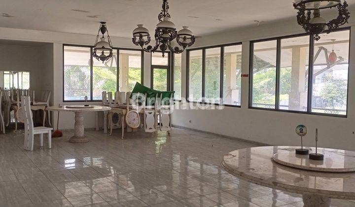 RUANG USAHA EX RESTO DEKAT JALAN ADISUCIPTO AREA COLOMADU 2