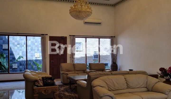 RUMAH MEWAH DI TENGAH KOTA DEKAT STADION SRIWEDARI