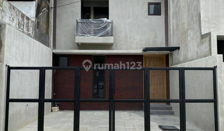 Jual Rumah Scandinavian 2 Lantai di Kutisari indah 1