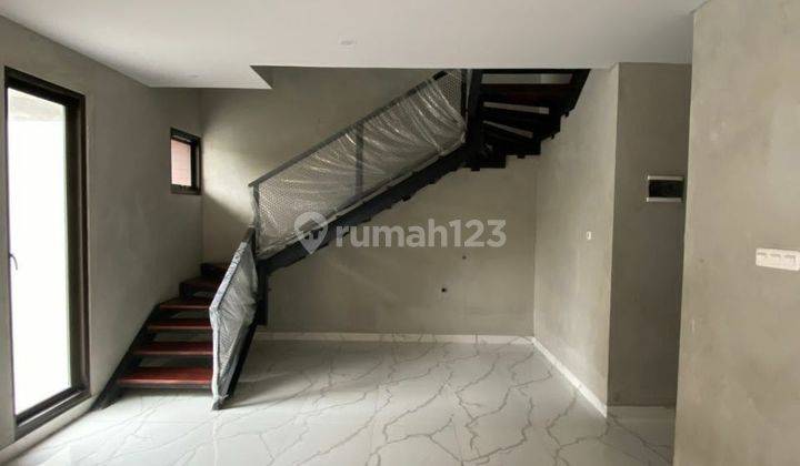 Jual Rumah Scandinavian 2 Lantai di Kutisari indah 2