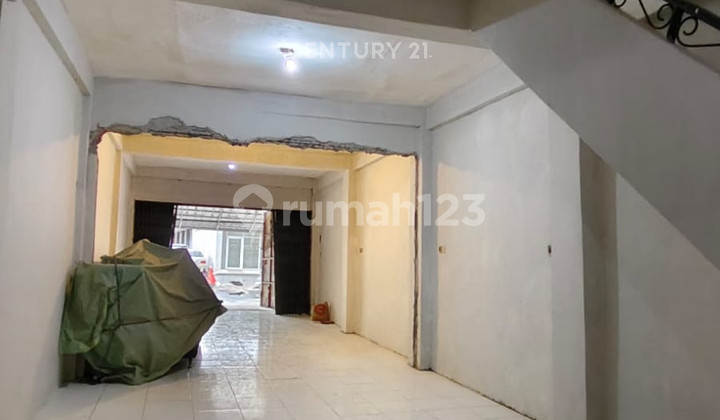 Strategic Shop House on Perintis Kemerdekaan Street, Bogor 2