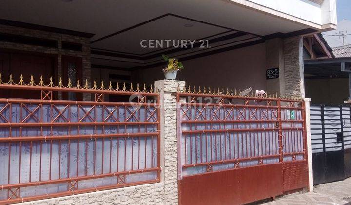 tampak depan rumah dekat tol di perumahan