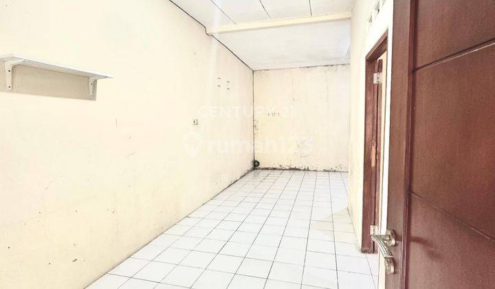 ruang tamu rumah dekat tol di mutiara