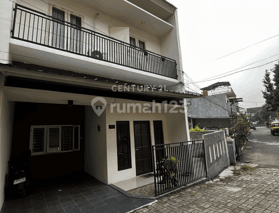 tampak depan rumah strategis di perumahan haji