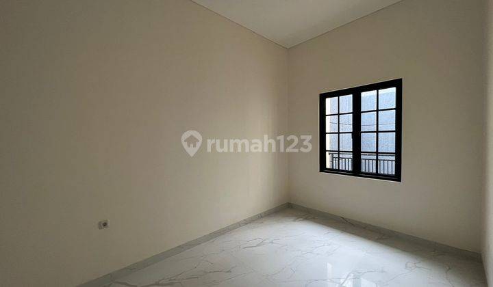 Dijual Rumah Metland 5x20 Rp 2.45M Exclusive, Jalan Lebar, Parkir 2 Mobil, St 1