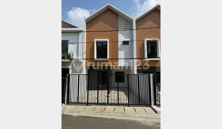 DIJUAL RUMAH MERUYA PURI JAKARTA BARAT 5.75x17.7M2 Harga 2.3m
