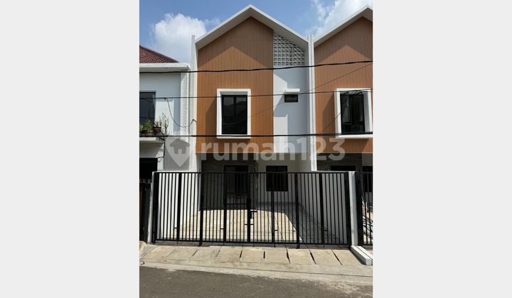 DIJUAL RUMAH MERUYA PURI JAKARTA BARAT 5.75x17.7M2 Harga 2.3m 