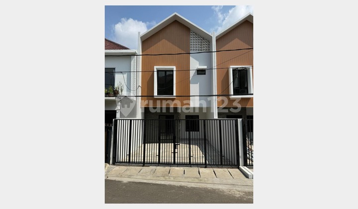 DIJUAL RUMAH MERUYA PURI JAKARTA BARAT 5.75x17.7M2 Harga 2.3m