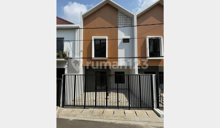DIJUAL RUMAH MERUYA PURI JAKARTA BARAT 5.75x17.7M2 Harga 2.3m