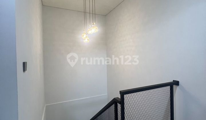 Dijual Rumah Meruya Jakarta Barat 10X10 3 Lantai 2,4M 2