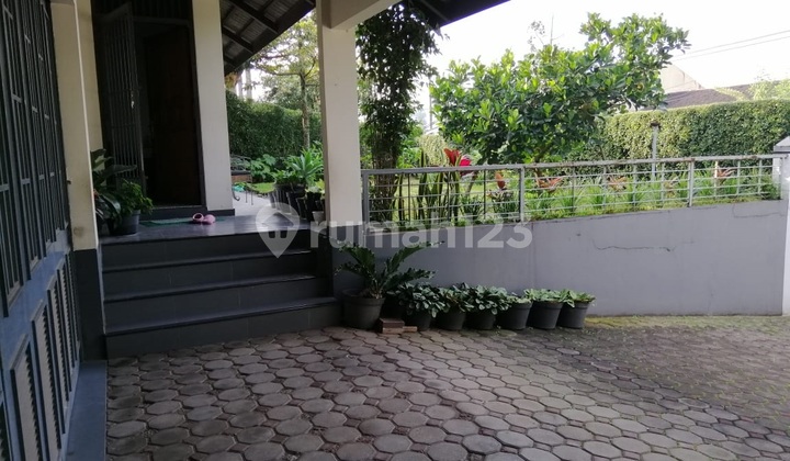 Ready-to-Occupy House in Bandung's Elite Area, Setra Sari Bandung, With Front and Back Gardens, Cool and Refreshing. 1
