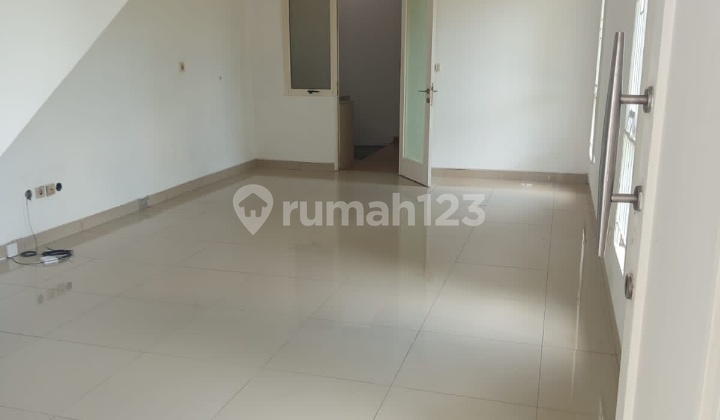 House for Rent (75 Million) Nice Golf Lake in Cengkareng House for Rent (75 Million) Nice Golf Lake in Cengkareng