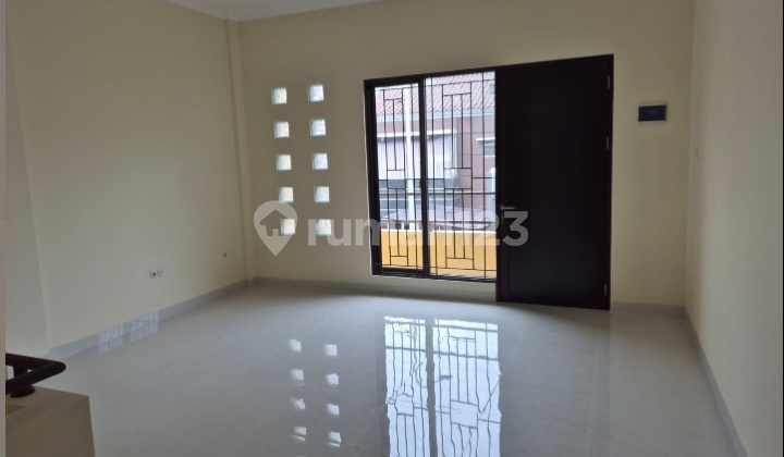 House Rent (150 Million)
Permata Buana Area, West Jakarta. 2