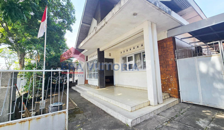 House for Sale in Malang's Favorite Area, Ideal Investment for Living & Business 2