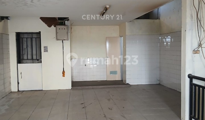 3-Storey Shop House on Main Road Ciceri Toll Access 2