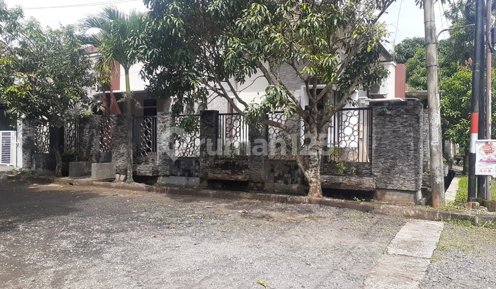 Hunian Bagus Pojok Taman Graha Asri Furnished Bisa Disewa 3