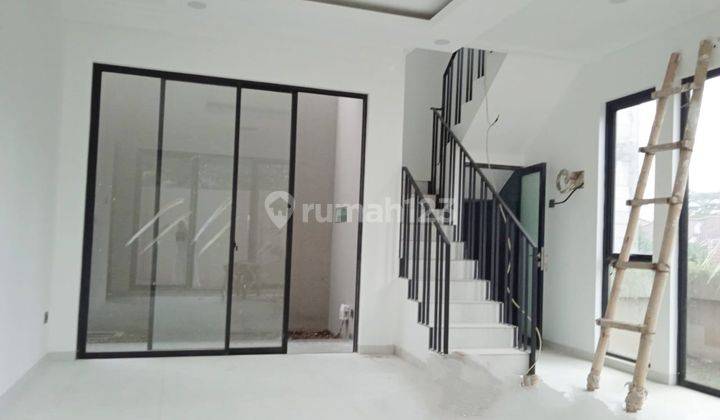 Dijual Rumah Bru 3 Lantai di Cigadung SHM 1