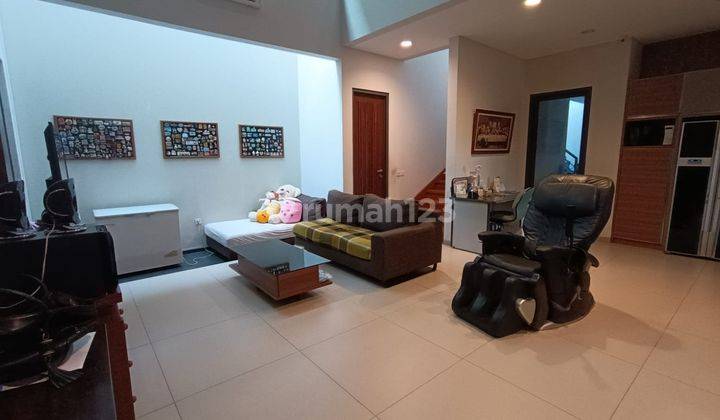 Dijual Rumah Cantik 2 Lantai di Turangga 1