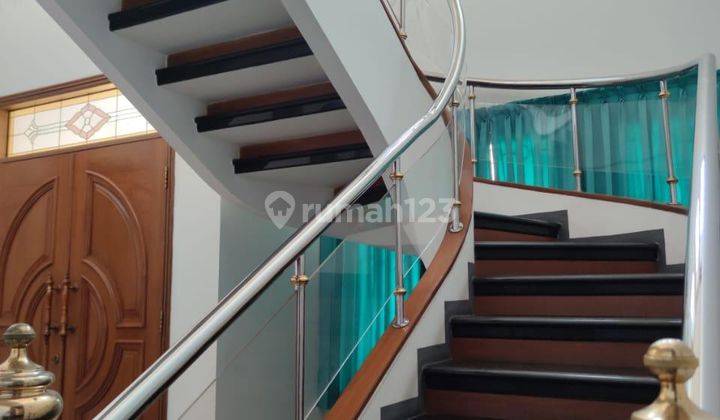 Rumah 3 Lantai Semi Furnished di Batununggal Indah, Bandung 1