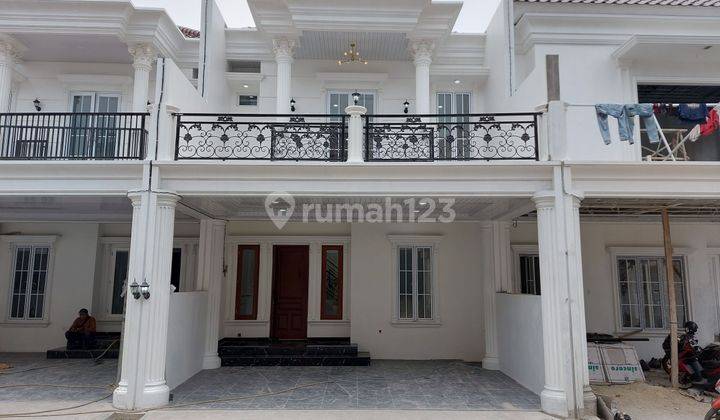 RUMAH TOWNHOUSE 2 LANTAI DI JAKSEL, KLASIK MODERN DI CIPEDAK CIGANJUR KEBAGUSAN JAGAKARSA DEKAT PINTU TOL, STASIUN KERETA, MRT, KAMPUS UI SEKOLAH NEGERI, PASAR TRADISIONAL, RUMAH SAKIT DAN PUSAT BELANJA.  HARGA MERAKYAT. 1