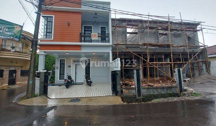 Dijual Rumah 2 Lantai Dekat Pintu Tol Sawangan, KT 3 KM 3. Dekat Stasiun Depok, Mall DTC, Sekolah Negeri dan Swasta Ternama, RS Permata Depok, Pusat Belanja dan Kuliner. 2