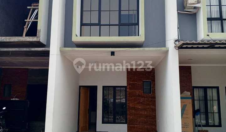Rumah 2 Lantai Skandinavian, Selangkah ke Stasiun Depok Lama Rumah 2 Lantai Skandinavian, Selangkah ke Stasiun Depok Lama