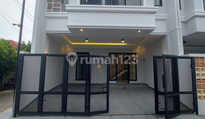 Rumah Mewah Classic Modern di Selatan Jakarta. Dekat Pintu Tol Kukusan dan Krukut, Dekat Kampus Ui dan Stasiun Kereta