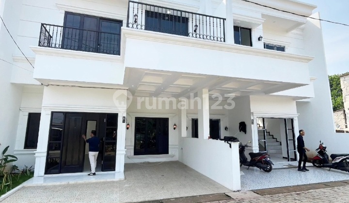 Rumah Classic Dekat Stasiun, Pintu Tol Desari & Transjakarta
