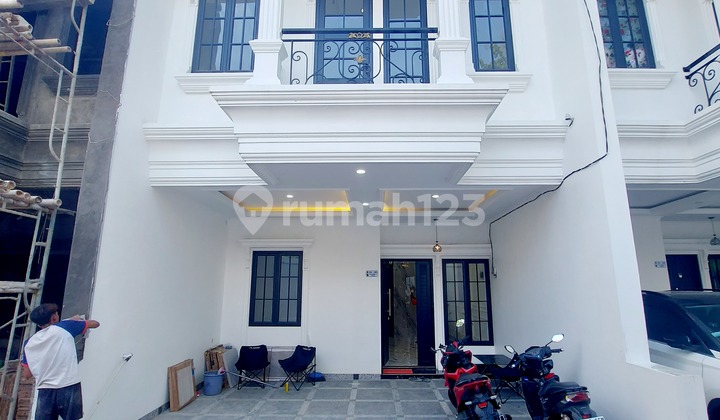 Rumah Classic Modern 2,5 Lt + Rooftop di Komplek Perumahan Tanah Baru, Beji Depok. 1