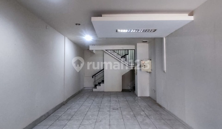 For rent: 3-story Shop House on Main Road Jalan Indrayasa, Bandung 2