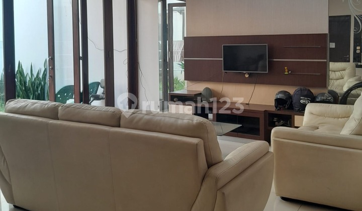 Disewakan Rumah 2 Lantai Semi Furnished di Singgasana Pradana Bandung 1