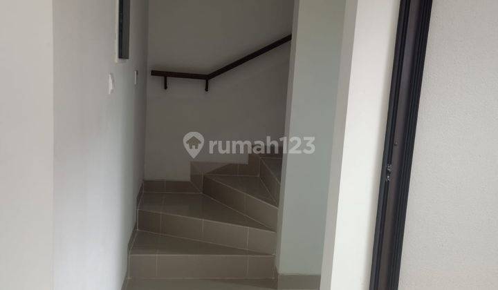 Disewakan Rumah 2 Lantai di Summarecon Cluster Flora 2