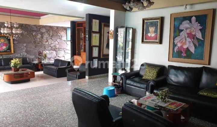 ruang keluarga dijual rumah terawat di budisari