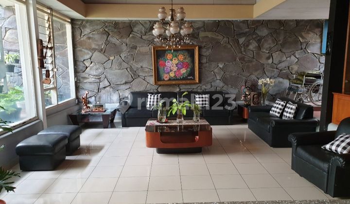 ruang keluarga dijual rumah terawat di budisari