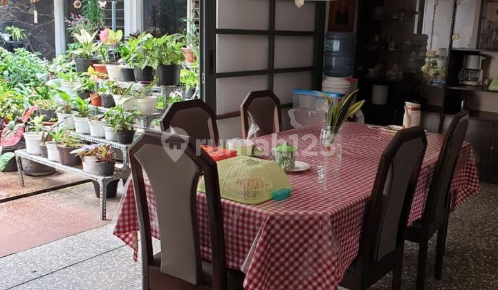 ruang makan dijual rumah terawat di budisari