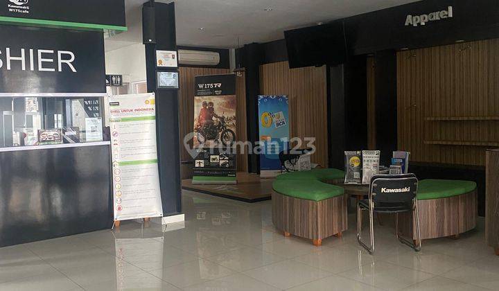 BEKASI TIMUR,  DIJUAL EX SHOWROOM SIAP PAKAI SGT STRATEGIS JALAN UTAMA 2