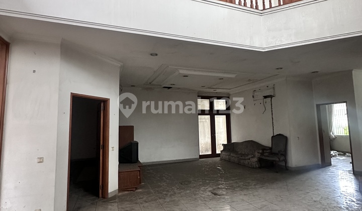 Permata Hijau, Rare Old House Unit with Land Included in Complex Price Highly Negotiable, South Jakarta 2