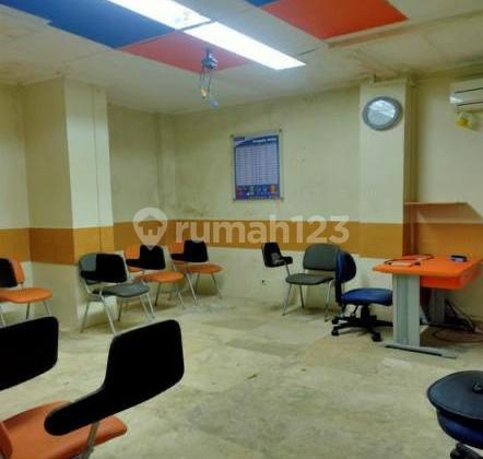 Kebayoran Baru, Ready-to-Occupy 3-Unit Shophouse with Security Gate Area, High Prospect, South Jakarta 2
