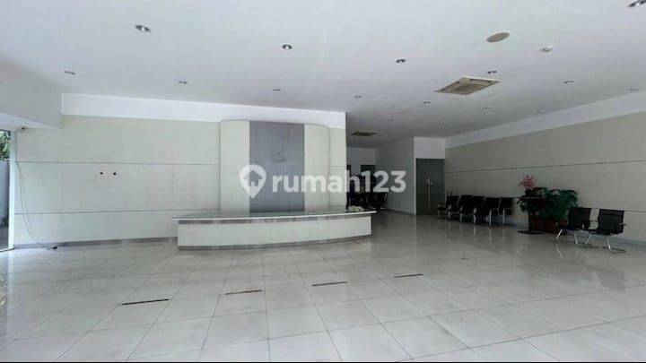 Ruang Usaha 3 Lantai Ex Showroom Siap Pakai 2