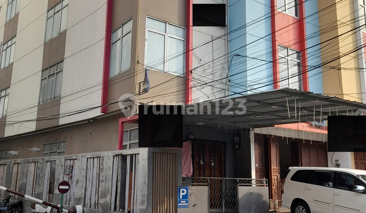 Jalan Besar, Pinggir Jalan, Akses Truk Besar