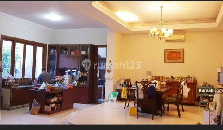 Dijual Segera Rumah Classic Modern dengan Kolam Renang 2