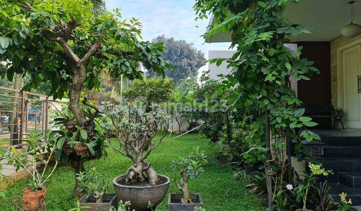 Dijual Rumah Mewah dengan Taman Asri dan Luas di Menteng Bintaro 2