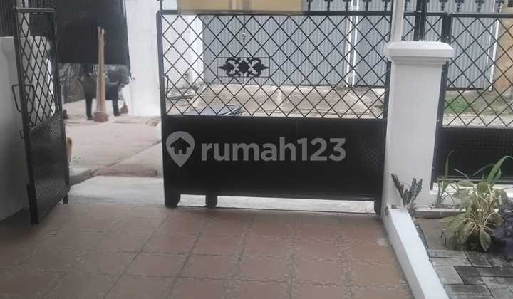 Ready-to-Occupy Flood-Free House for Rent in Bintaro Sector 5, South Tangerang Ready-to-Occupy Flood-Free House for Rent in Bintaro Sector 5, South Tangerang