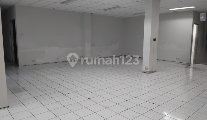 3-Story Building for Rent in Commercial Area on Kayun Street, Central Surabaya 3-Story Building for Rent in Commercial Area on Kayun Street, Central Surabaya