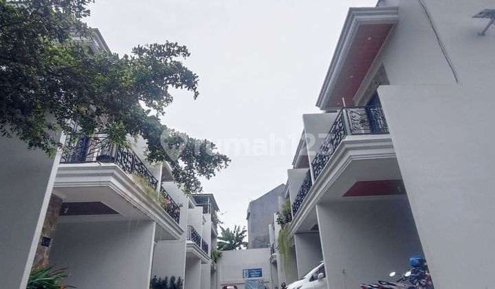 Rumah 2,5 Lantai Dengan Fasilitas Lengkap Di Apit 2 Pintu Tol Dekat Mrt Dan Krl