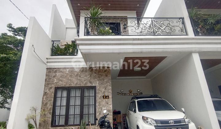 Rumah 2,5 Lantai Dengan Fasilitas Lengkap Di Apit 2 Pintu Tol Dekat Mrt Dan Krl