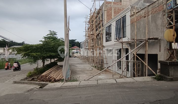 Commercial 2.5-Story Shophouse Highly Strategic Location in Harjamukti Market